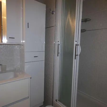 Avec Piscine, Climatisation, Garage, à 300m - Fr-1-328-259 Appartement