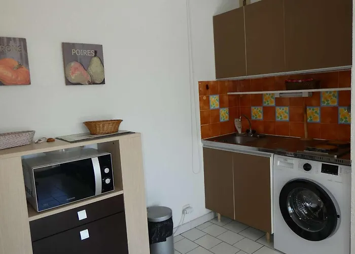 Avec Piscine, Climatisation, Garage, A 300m - Fr-1-328-259 *