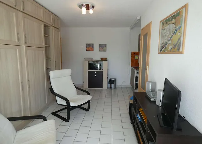 Avec Piscine, Climatisation, Garage, A 300m - Fr-1-328-259