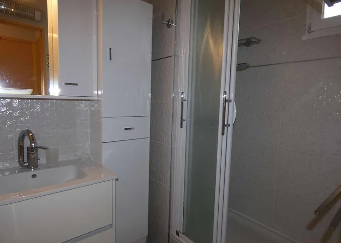 Avec Piscine, Climatisation, Garage, A 300m - Fr-1-328-259 Apartment